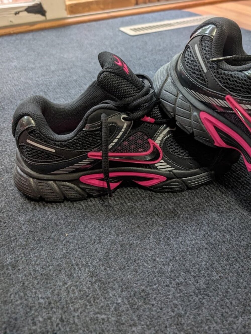 Nike V5 RNR running shoes, Black & Electric Pink, New! Dam.Box